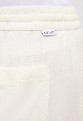 MUSTANG Loosefit Hose 'Lacey ' in Weiß