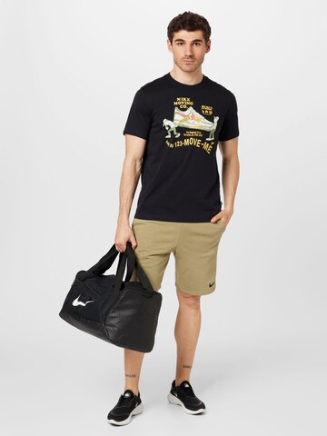 NIKE Regular Sportshorts in Grün