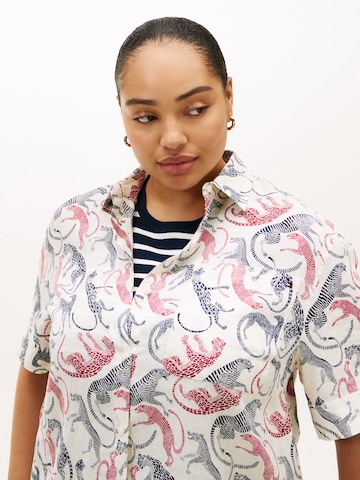 Tommy Hilfiger Curve Μπλούζα 'ESS' σε μπεζ