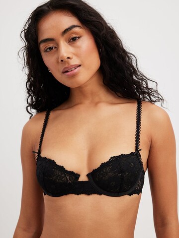 Balconnet Soutien-gorge NA-KD en noir : devant