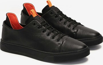 Sneaker bassa di Kazar in nero