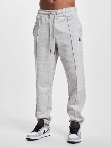 ROCAWEAR Tapered Broek in Grijs: voorkant