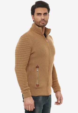 Redbridge Strickjacke Tampa mit Stehkragen in Braun