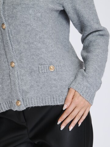 Finding Friday Strickjacke in Grau