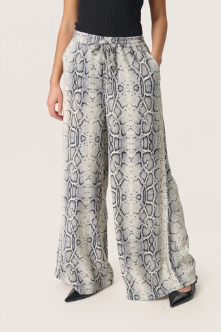 SOAKED IN LUXURY Wide leg Broek 'Shirley' in Grijs: voorkant