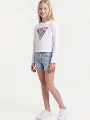 Tricou de la GUESS pe alb: față