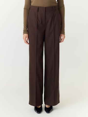 regular Pantaloni di YAS in marrone: frontale
