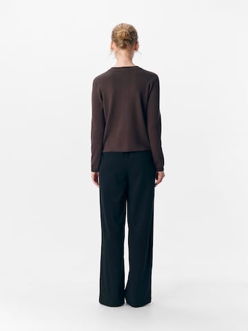 OBJECT Gebreid vest 'OBJEster' in Bruin