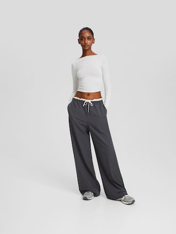 Bershka Wide Leg Hose in Grau