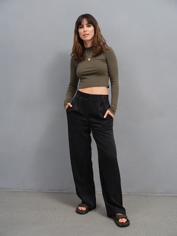 A LOT LESS Wide leg Pleat-Front Pants 'Florentina' in Black: front