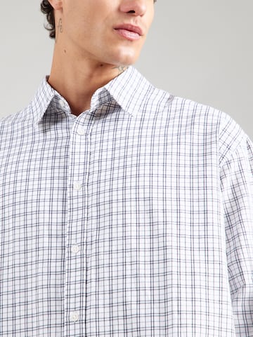 Comfort fit Camicia di WEEKDAY in bianco