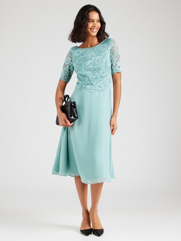 Robe de cocktail Vera Mont en vert : devant