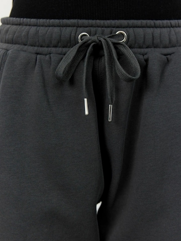 Levete Room Tapered Broek 'Nuka 8' in Grijs