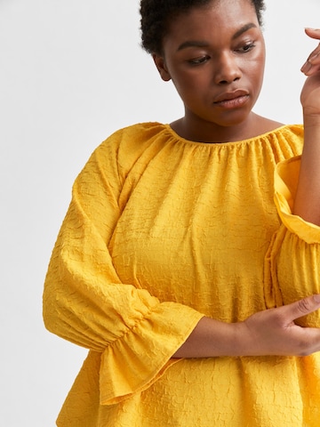 Camicia da donna 'Issy' di Selected Femme Curve in giallo