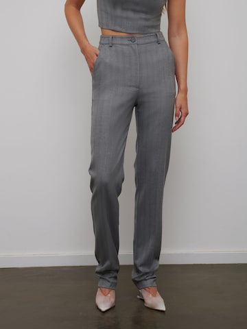 RÆRE by Lorena Rae Slim fit Pleated Pants 'Kim Tall' in Grey: front