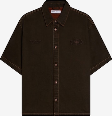 Bershka Comfort Fit Paita värissä ruskea: etupuoli