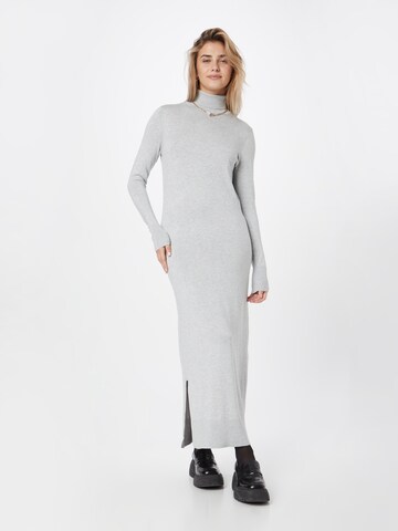 Robes en maille Dorothy Perkins en gris : devant