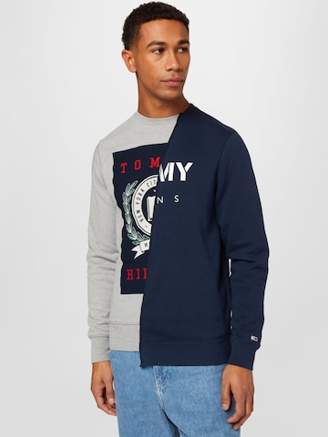 Tommy Jeans Sweatshirt in Grijs: voorkant