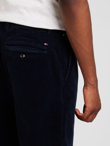 Tapered Pantaloni cutați 'HARLEM' de la TOMMY HILFIGER pe albastru