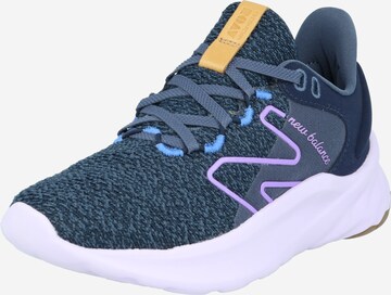 Chaussure de course new balance en bleu : devant