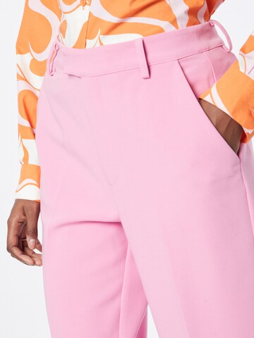 regular Pantaloni con piega frontale 'KRISHNA' di mbym in rosa