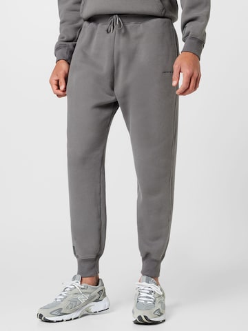 Abercrombie & Fitch Tapered Broek in Grijs: voorkant