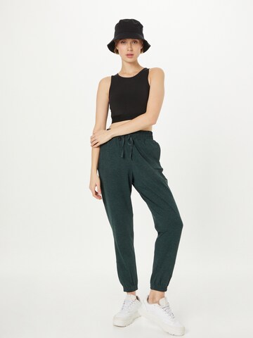 Tapered Pantaloni sport 'RESET' de la Girlfriend Collective pe verde