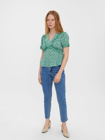 VERO MODA T-shirt 'Splash' i grön