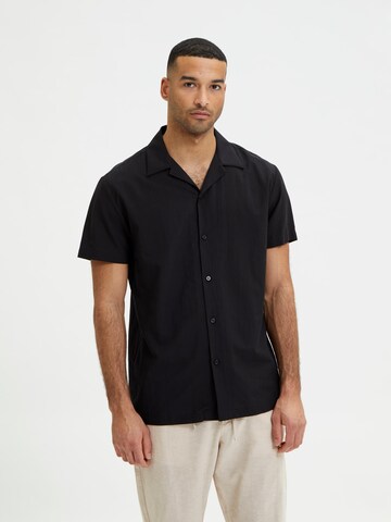 Fit confort Chemise 'REGAIR' SELECTED HOMME en noir : devant