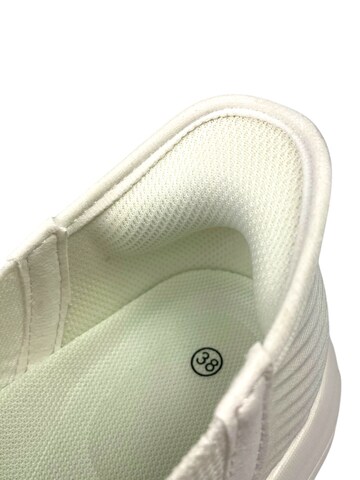 Chaussure basse 'Sneaker' Kumixi en blanc