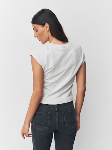 Tricou de la Next pe gri