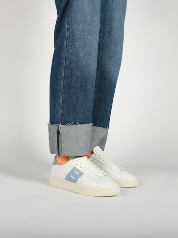BLACKSTONE Låg sneaker 'Skarn Ray  DL447' i vit