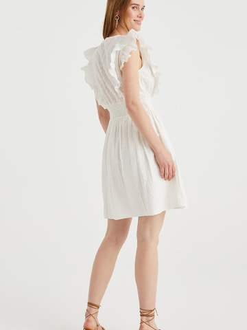 WE Fashion Лятна рокля в бяло