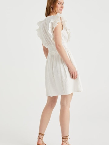 Robe d’été WE Fashion en blanc