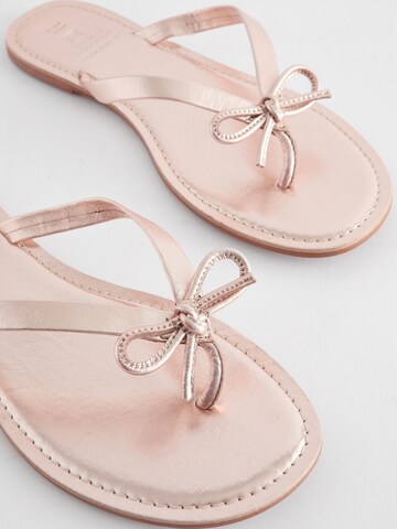 Next - Sandalias de dedo 'Forever Comfort®' en oro