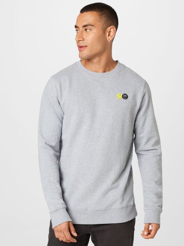KnowledgeCotton Apparel Sweatshirt 'SMILEY™ x KCA' in Grijs: voorkant