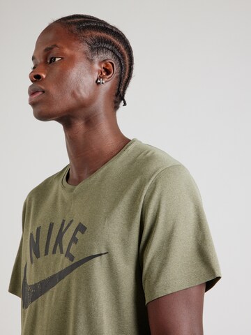 Tricou funcțional 'MILER' de la NIKE pe verde
