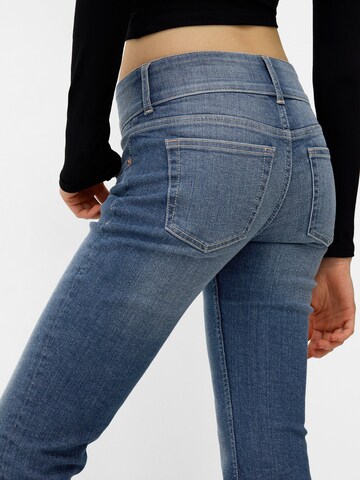 Bershka Bootcut Jeans in Blauw