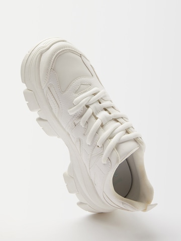 Baskets basses Bershka en blanc