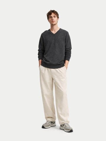GOBI Cashmere Pullover 'Men's Essential Cashmere V-Neck Sweater'‌‌‌‌‌‌ in Grau