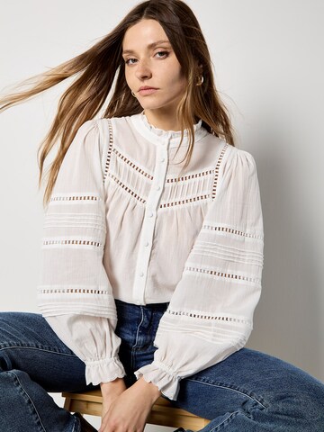 Apricot Blouse 'Lace' in Wit: voorkant