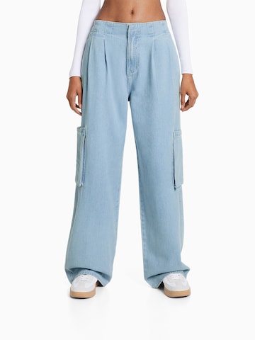 Bershka Wide leg Pleated Jeans in Blue: front