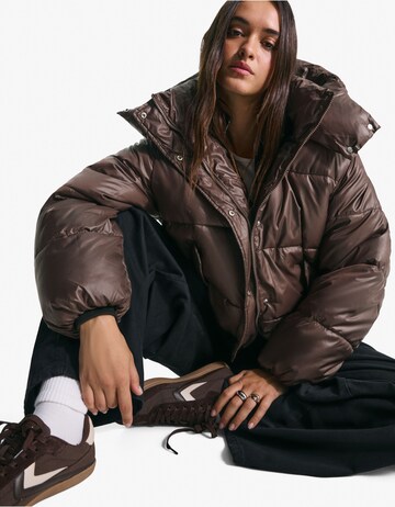 Bershka Talvitakki värissä ruskea