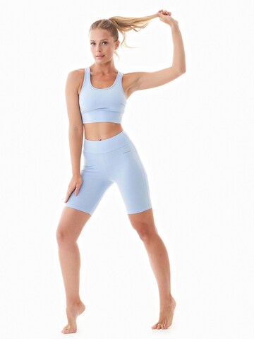 Organication Skinny Shorts in Blau