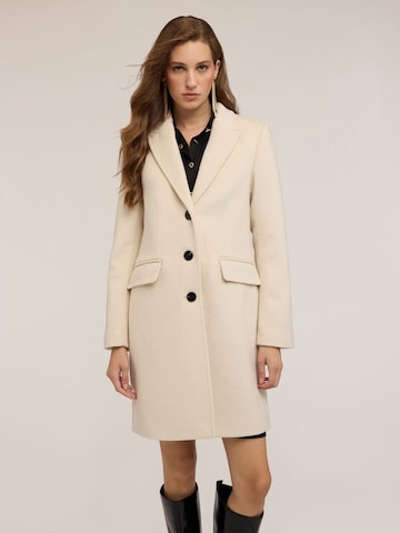 MOTIVI Winter Coat in White: front