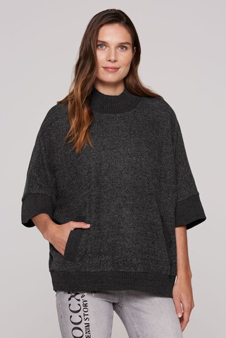 Soccx Oversized Pullover mit Stehkragen und Taschen in Schwarz: Vorderseite