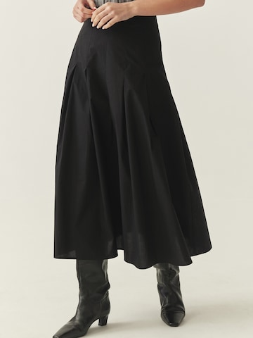 TATUUM Пола 'PLANOKA' в черно: отпред