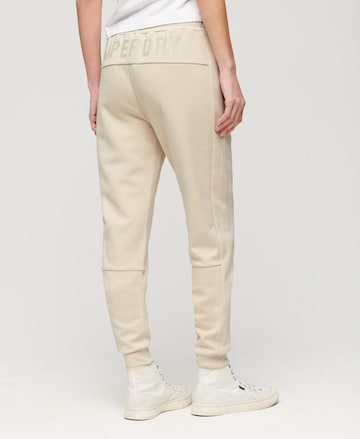 Coupe slim Pantalon de sport Superdry en beige