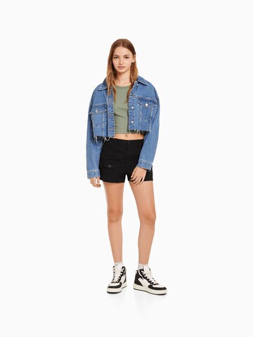 Bershka Loosefit Shorts in Schwarz