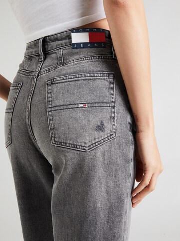Tommy Jeans Tapered Jeans 'MOM JeansS' in Grey